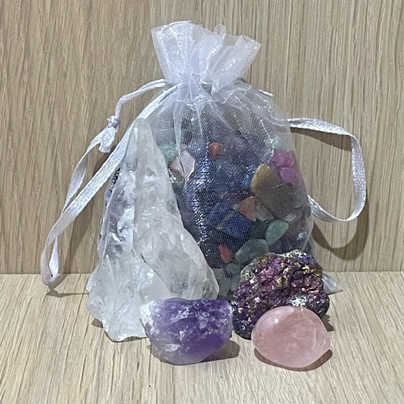 Assorted crystals including amethyst geode and small quartz crystal. - Picture 4 of 5